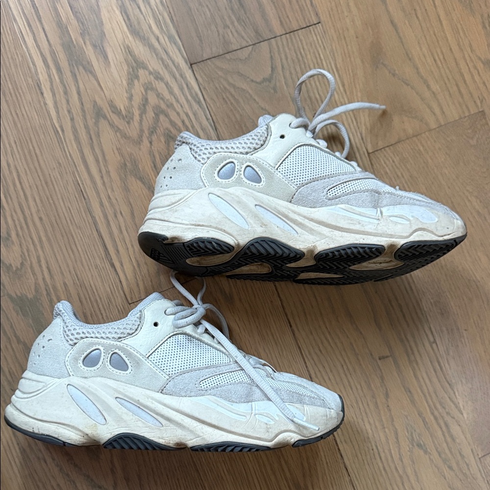Yeezy Boost 700 size 6.5